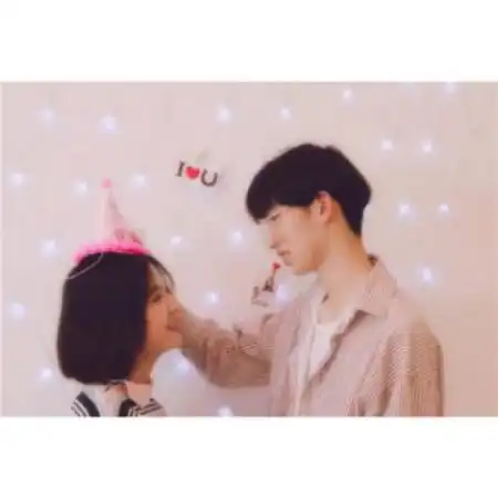 白边情侣头像双人两张,全部是上下白边的