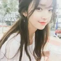女生头像拿着一堆零食经不起的不怪时间经得起的也无关时间长短.