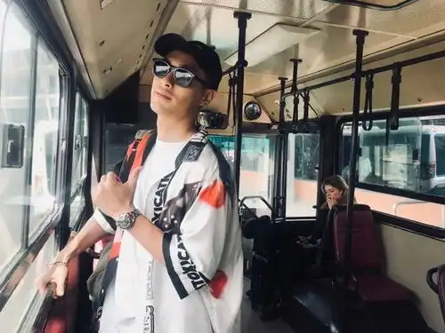 杨佑宁米兰街拍大片化身狼系少年徜徉街头有型有范