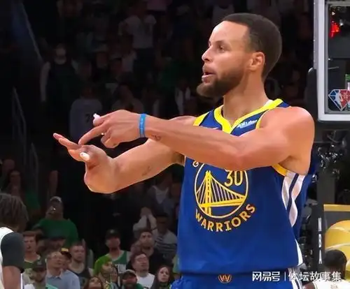 疯狂的勇士,库里对观众指出无名指,总冠军和fmvp全都要