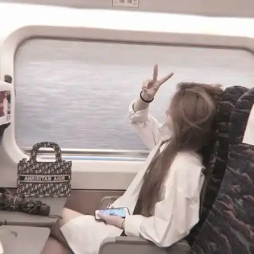 今日份不露脸女生真人头像他要是喜欢早就来找你了女头