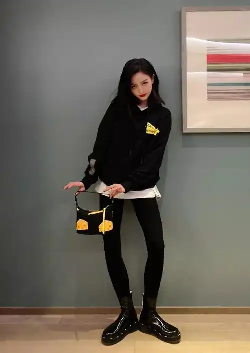 火遍时尚圈的夏衣不许你没有百搭不挑人,杨幂娜娜都上头