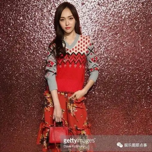 杨幂唐嫣纽约时装秀亮相,满屏的差评网友你们怎么这么丑了
