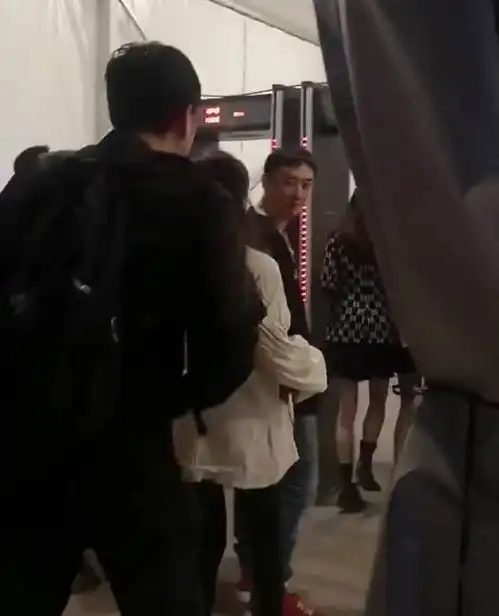 王思聪低调现身三亚电音节,一半女网红都去了,前呼后拥笑容甜美