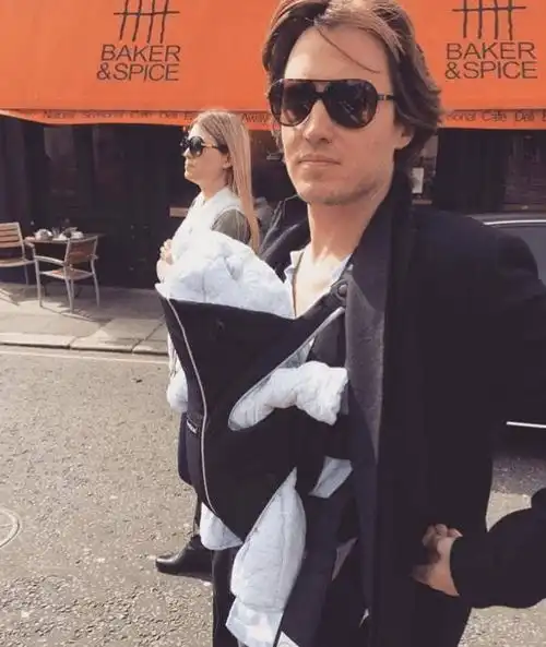 华裔美女黄达拉半夜被未婚夫赶出家门,只因对方要娶英国公主