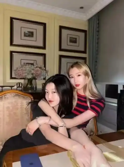 14岁李嫣太早熟聚会穿短袖不抢风头,章子怡继女露肚脐身材火辣