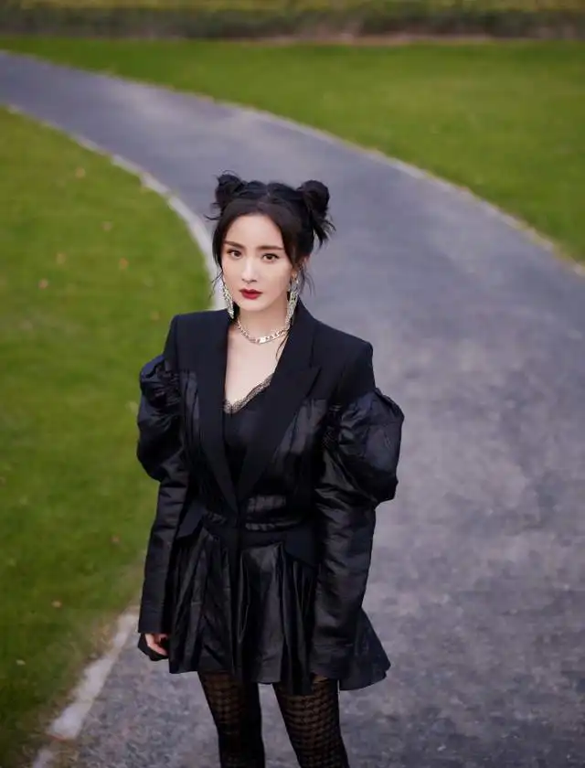 名门泽佳杨幂再唱爱的供养,黑色西装裙搭双丸子头效果甜酷满分