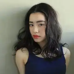 别在万年不变深棕色男友早就看腻了暗灰才是春日流行大热发色关键