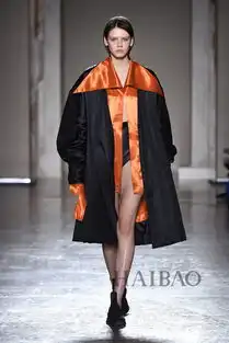 ricostru女装秀赋有超现实诗意的时装故事