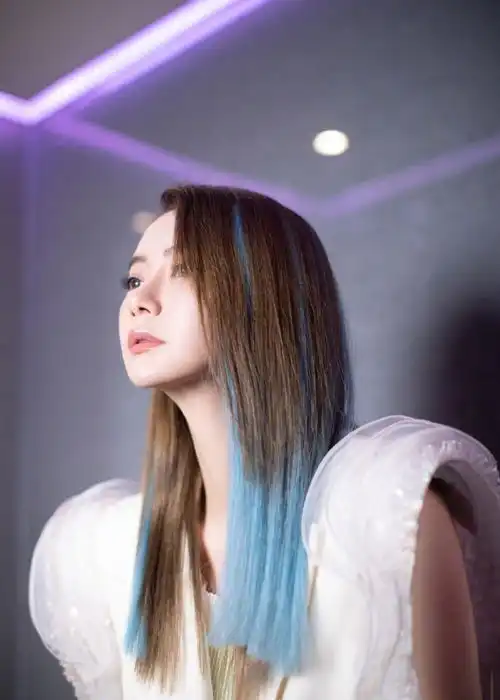 戚薇新发色个性十足冰水蓝挑染搭亮片裙效果又飒又美名门泽佳