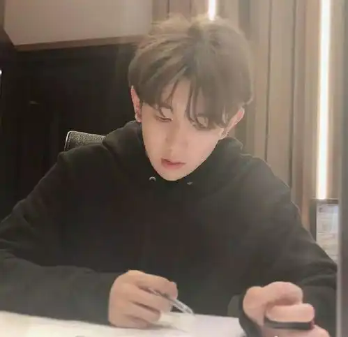 在王源的心中,酷酷的女孩儿应该是这样的