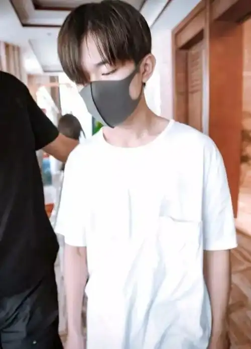 今日份的易烊千玺,经典黑白配看上去略显疲惫