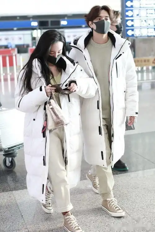 街拍张檬金恩圣的浅绿色系情侣装搭配真的太养眼了