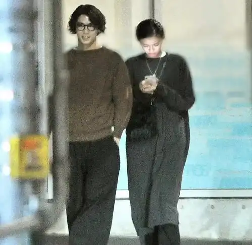 日本明星被偷拍,单人美双人甜,网友比国内明星刻意摆拍养眼多