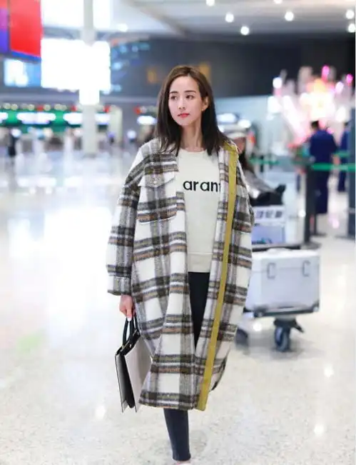 张钧甯不愧是淡雅的盐系女孩,穿格纹外套像女大学生,太清纯了