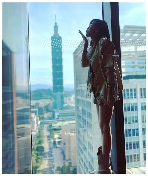 林志颖娇妻陈若仪皮衣身材苗条秀长腿,李若彤紫色薄纱裙仙气飘飘