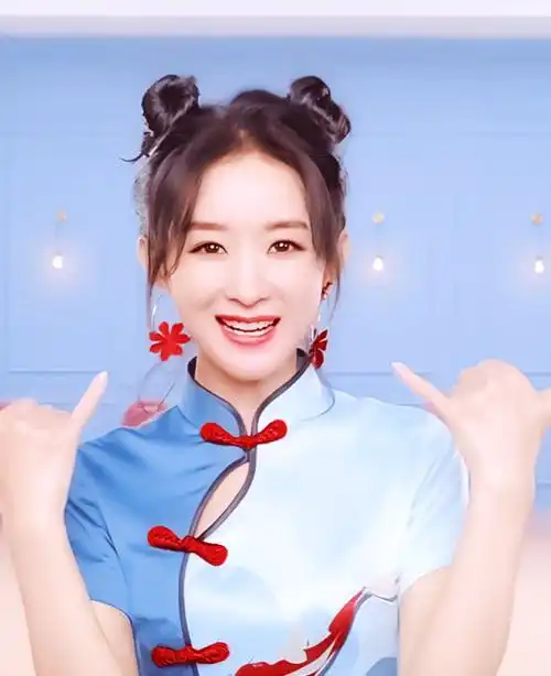 别人塞不进的旗袍,赵丽颖还要勒腰带,这平板腰谁不羡慕