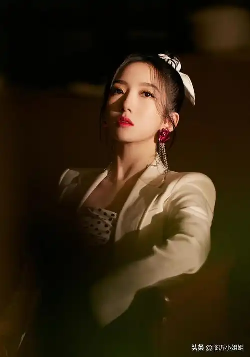 孟美岐,人气爆棚的流量艺人,清纯唯美少女感十足,甜美可人