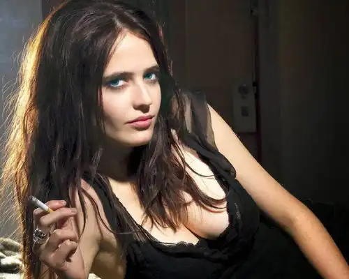 她是美到近乎邪恶的蛇蝎美人,却有一颗炙热温柔的心