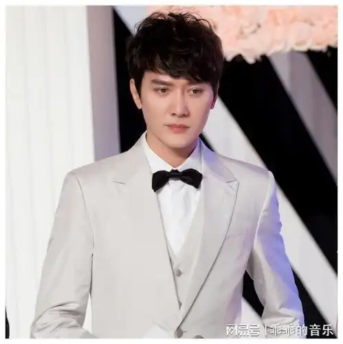 正装禁欲系男生头像冯绍