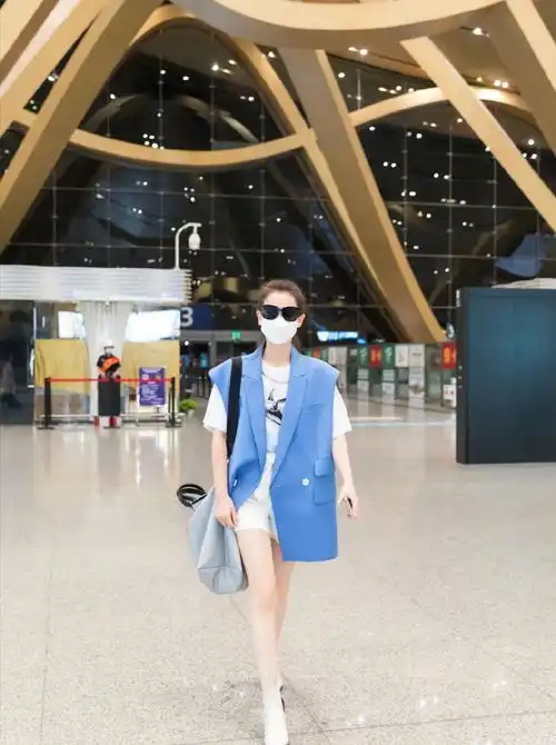 戚薇现身成都,高马尾发型实力抢镜,黑色霸气连衣裙美翻了