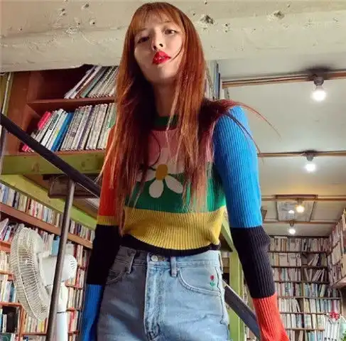 泫雅刷新了网友想象,劣质蓝裙子穿出高级感,轻松炫出小时尚