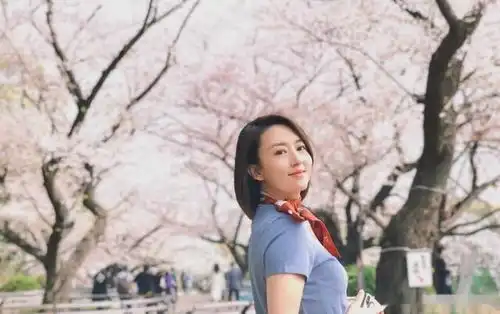 成熟姐姐太会穿,蓝色t恤配同色系长裤,用丝巾点缀显气质又洋气