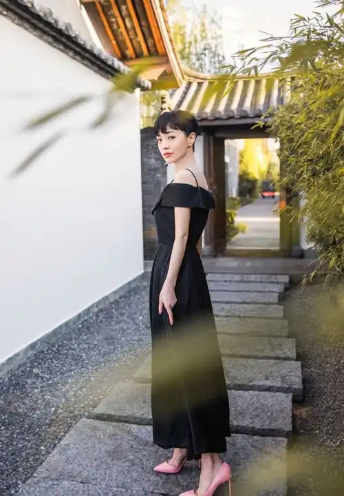 郭采洁身穿黑色连衣裙特靓,闺蜜说夏季闺蜜装,就它了