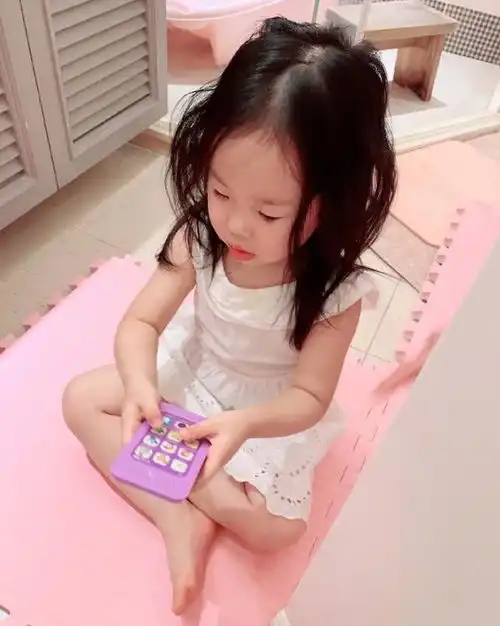 伊能静晒7岁女儿近照