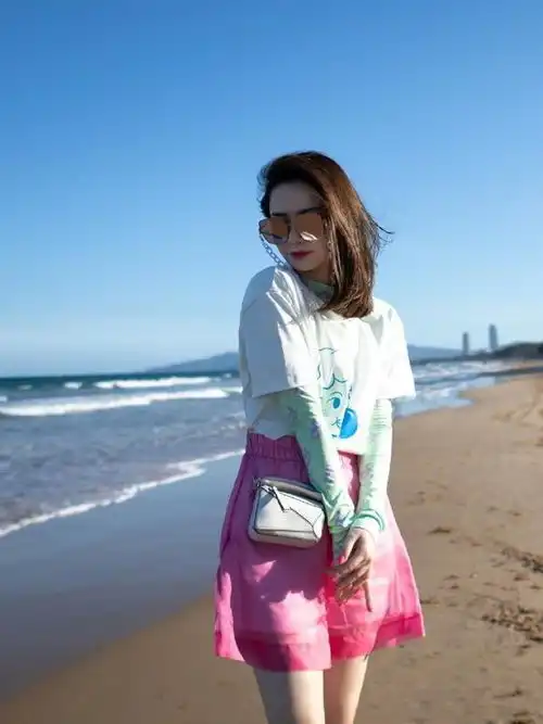 t恤怎么才能穿得时髦学学戚薇的这3个穿搭思路,又潮又美