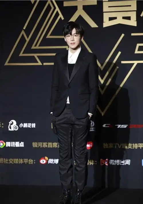 星光大赏红毯生图集锦张若昀禁欲系,迪丽热巴低胸裙显老态