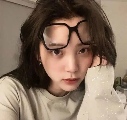 欧阳娜娜真是心机,戴老土黑框眼镜,气质提升比化妆还快