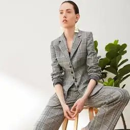 最近火了一种热巴穿搭,叫百搭西装,美成初恋少女