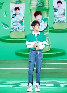 猫系少年易烊千玺,拼色polo衫搭牛仔裤,少年气质如沐春风