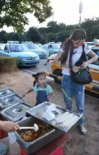 单亲妈妈独自带3岁女儿开夜班出租车,母爱的坚强与伟大无人能及