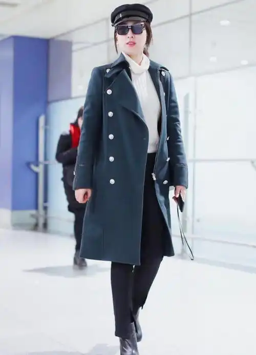 马苏衣品越来越好了,穿开叉连衣裙配短裤,洋气不止一点点