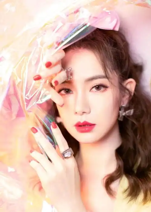 戚薇化紫色眼妆,怎么就没翻车