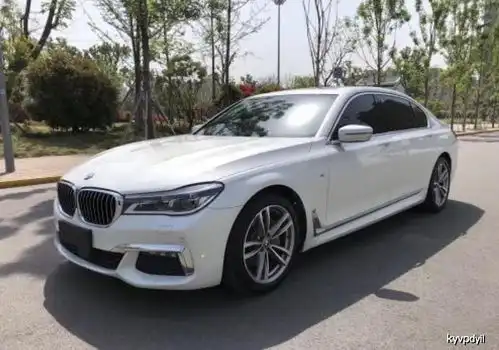 江苏校园突现一辆宝马,女子打开车门一瞬间,网友这车要上