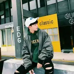 人太多了,但总是一眼就能看到你