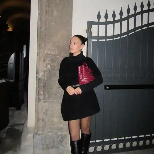 瓜迪奥拉女儿晒照穿黑色连衣裙大长腿瞩目