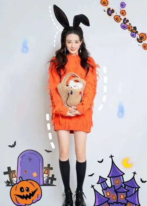 小姐姐很会穿衣,米白色高领毛衣配蓝色牛仔裤,简约舒适又清纯