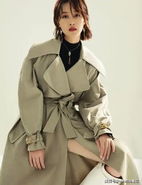 初秋薄长外套怎么穿高圆圆薄长风衣清纯如初,一点不像孩子妈