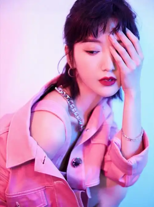 毛晓彤真是甜美系女孩扛把子扎起哪吒辫,活脱一个十八岁小姑娘