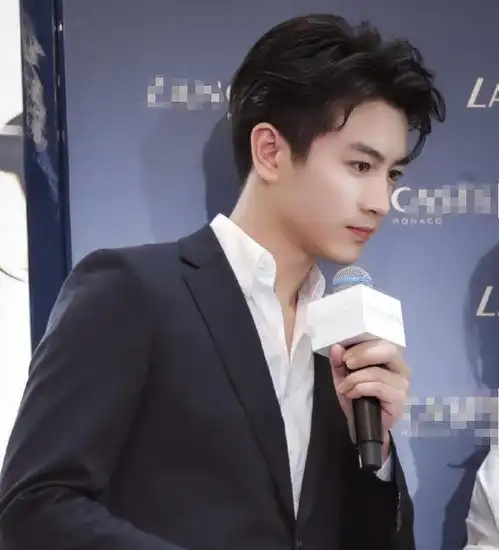 陈晓现身三亚出席活动,在美颜镜头下的模样,与本人颜值差距好大