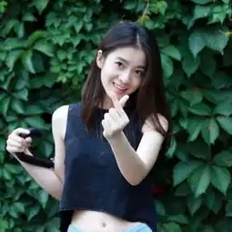 张雪迎亮相红毯,穿着宽松毛衣,简约大气灵气十足