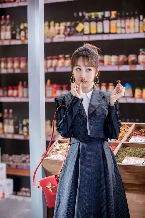 杨紫穿短外套加长裙子扮成熟,可包包却满是少女心,太减龄了