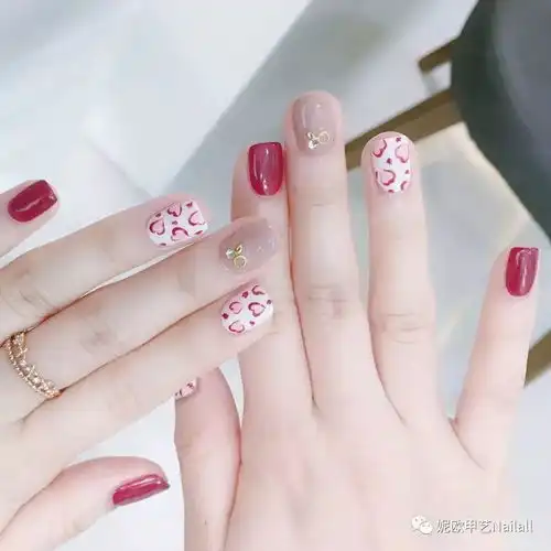 红色系美甲流行款式,显白又时尚