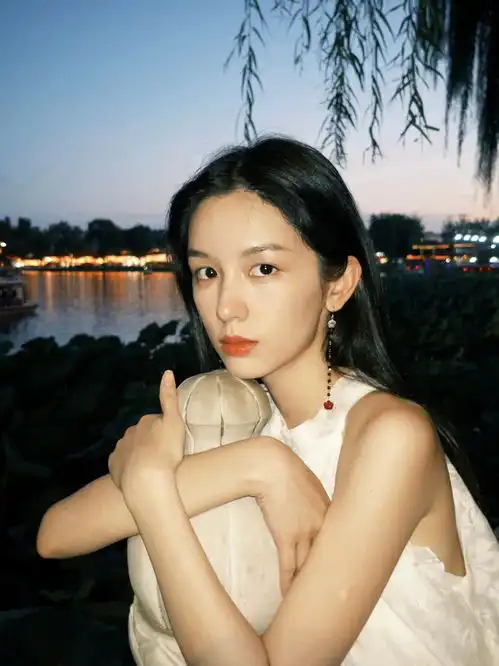 周也夏末出门遛弯赏景穿无袖白裙秒变清冷感美女