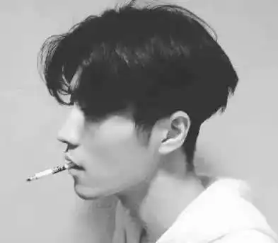 学渣透露初中生在校抽烟圣地,一个没中算我输