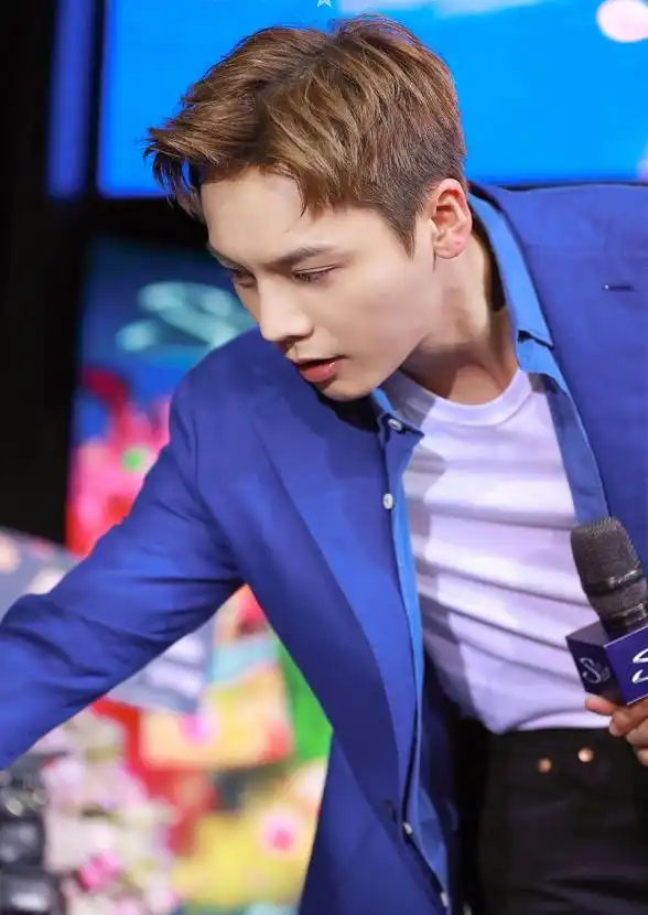 陈伟霆出席某新品发布会身穿蓝色西装尽显活力迷人的型男魅力